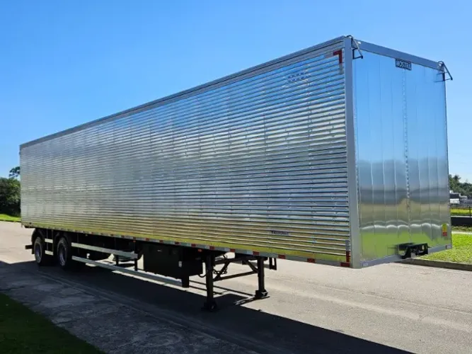 Carreta Baú 2 Eixos Nostra Ano 26 0KM 30 plts com pneus novos  chapa xadrez 15.40 x 2.90
