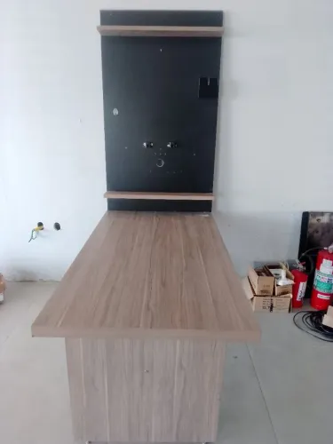 Mesa de reunião e painel