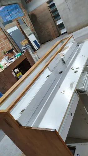Balcão de Atendimento Estilo Arco-Íris