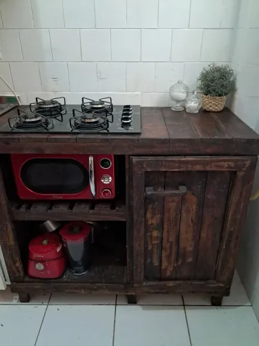 Bancada para cozinha com cooktop em madeira maciça de demolição