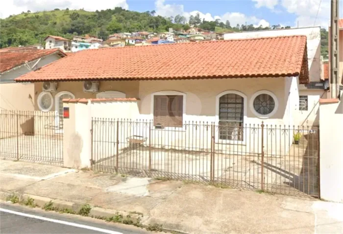 Casa térrea à venda em São Roque/SP.