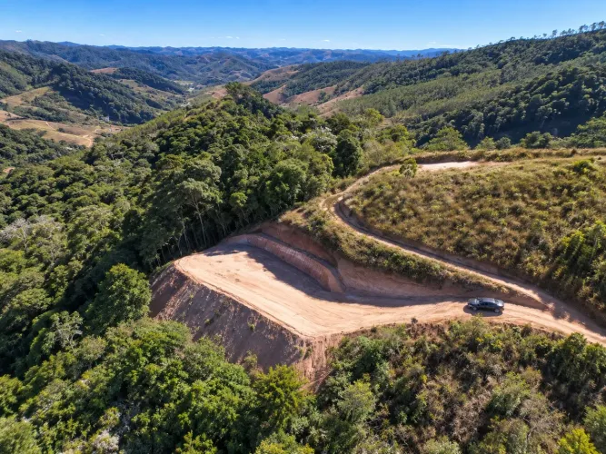 Terreno de 21.000 m² em Alto Paraju | Platô pronto e vista para as montanhas