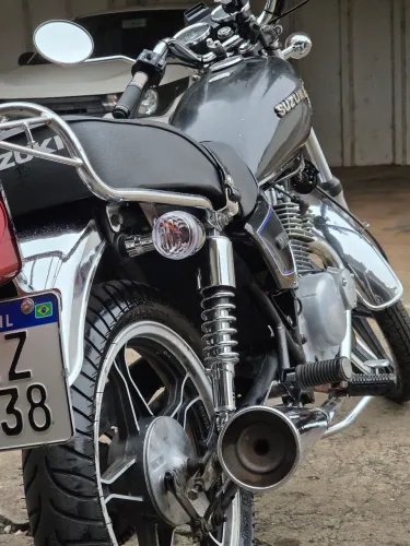 Intruder 125 com partida. 