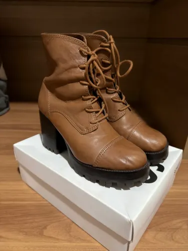 Bota tipo Coturno tratorado Schütz couro caramelo