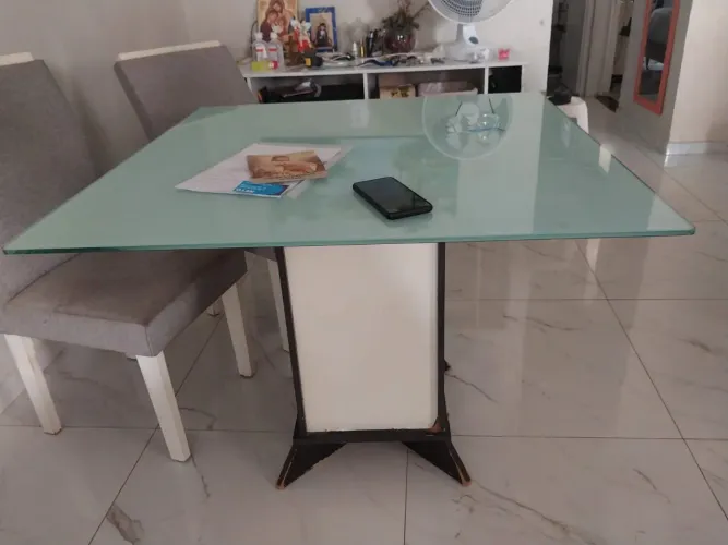Mesa de jantar de vidro