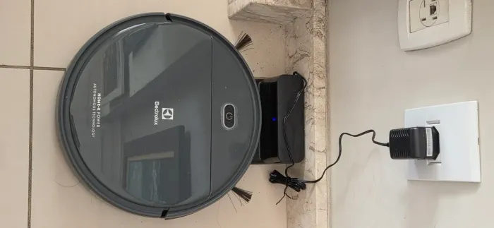 Robô aspirador com NF Eletrolux com controle remoto, pouco uso. Retorna pra base soz