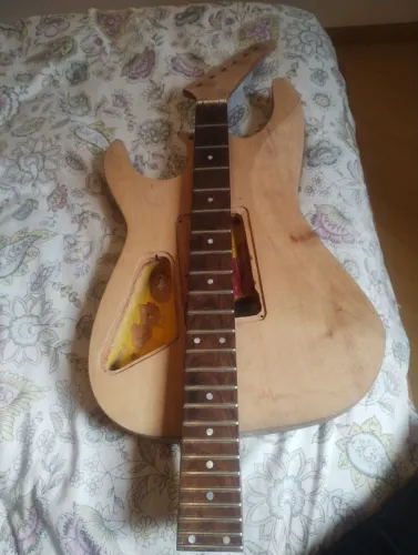 Guitarra para restaurar Spanich anos 90