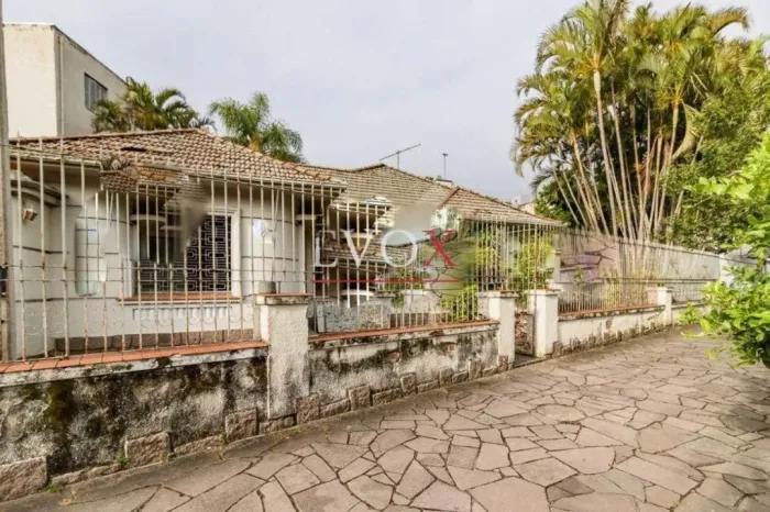 Casa Comercial para Locação em Porto Alegre-RS, Bairro São João: 2 Salas e 180m² de Área