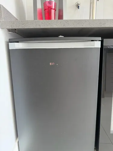 Freezer vertical 100L EOS ECOGELO USADO.