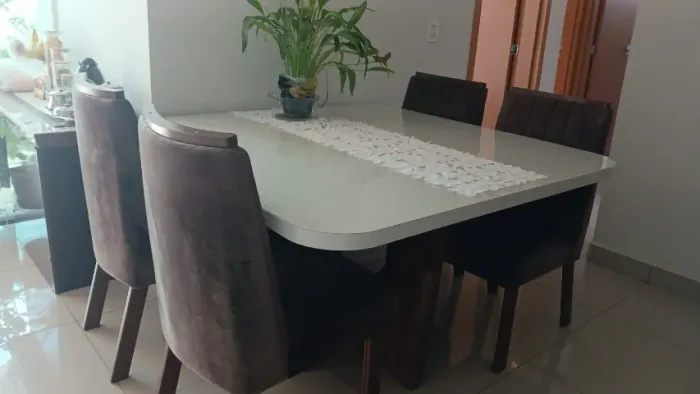 Jogo de mesa com 6 cadeiras