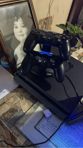 Ps4 slim em ÓTIMO estado, 2 controles+3 jogos 