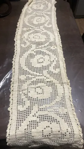 Trilho de mesa em crochê, mede 122cm - NOVO