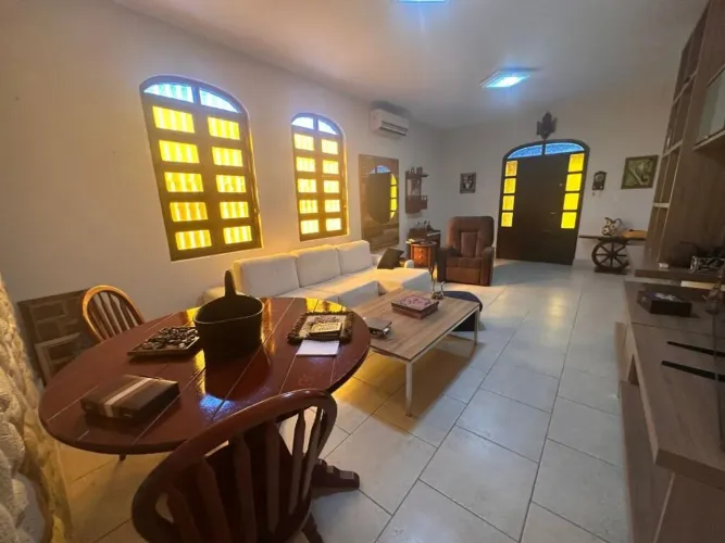 Sobrado Individual de 4 Dorms c/ 2 Suíte, 152 m² de área útil, 5 Vagas. Bairro: Canto do F