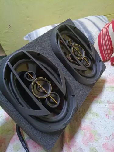 Caixa de som automotiva