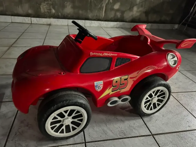 carrinho pedal relâmpago mcqueen