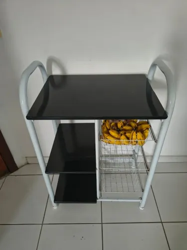 fruteira de chão com estrutura em metal na cor branca e prateleiras em mármore preto