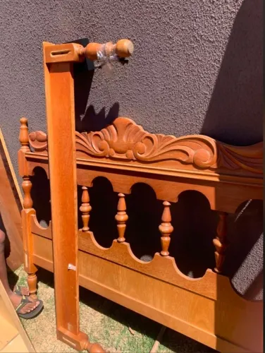 Cama de Madeira Maciça Entalhada