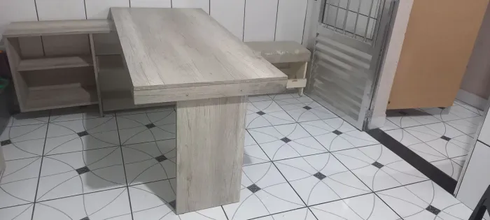 Mesa com aparador