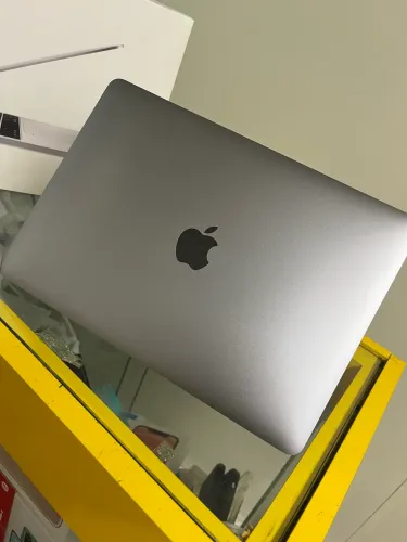 MacBook Retina M3 Core 12? RAM 8gb SSD 256gb