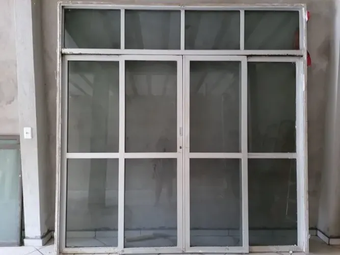 Porta de Alumínio com Vidro Med. 2,60x2,60metros própria para Lojas