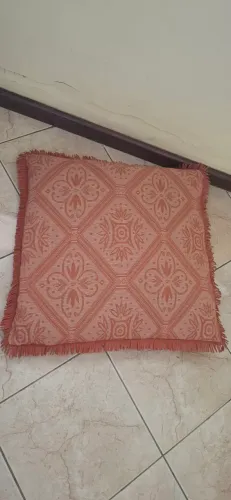 Almofadões 67 x67, tem dois iguais medem 67 x 67. Perfeitas, 60,00 cada
