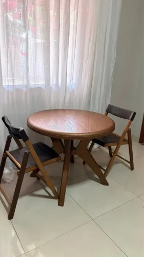 Conjunto de mesa e cadeiras