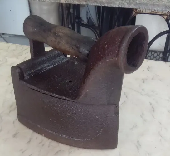 Ferro de passar antigo "marcha bomba"