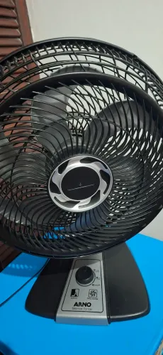 Vendo ventilador c/ avaria, liga porém a hélice não roda;ideal p/ aproveitar peça.R$40,00