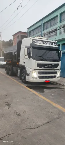 Caminhão caçamba Volvo FM 370 ano 2012 automático.
