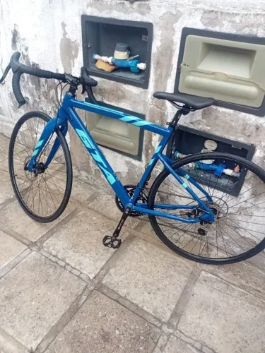 Bike speed GTA<br>Tamanho 52<br>Rodas 700/23<br>Toda em alumínio <br>Valor 3.000 RS <br>Com Nota fiscal