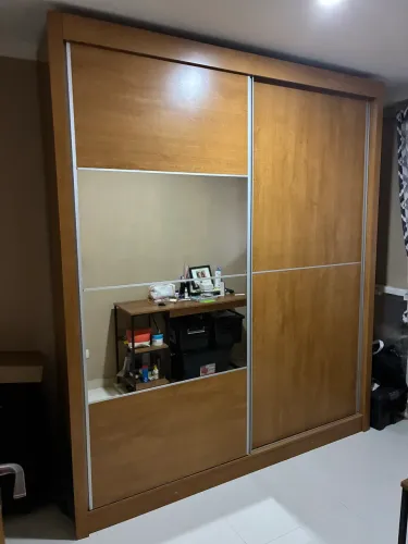 Guarda roupa casal grande com espelho