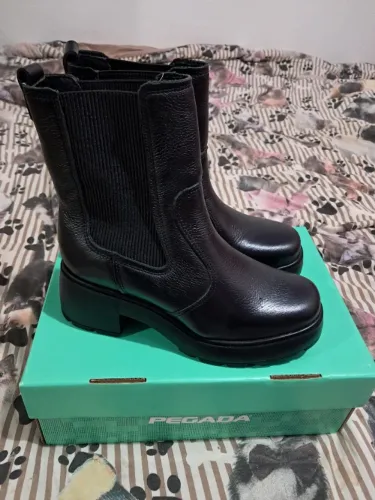 Bota pegada Nova. 