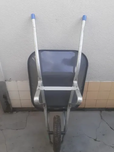 Carrinho de mão novo.