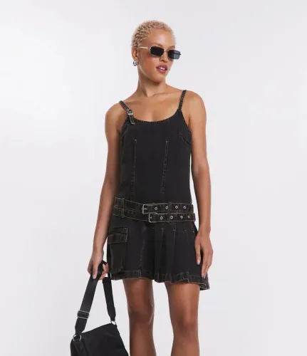 VESTIDO CURTO EM JEANS COM PREGAS E CINTO