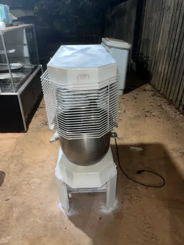 Vendo batedeira de bolo industrial 18kg.