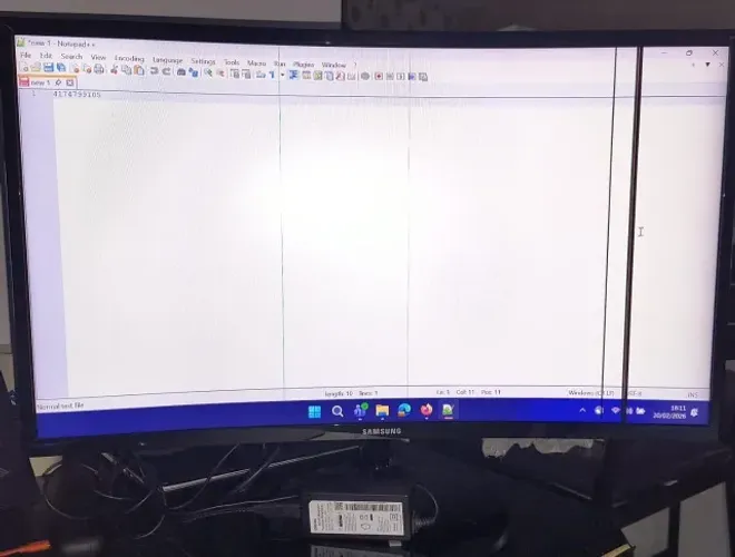 Monitor Samsung Curvo 27 polegadas com faixas na tela