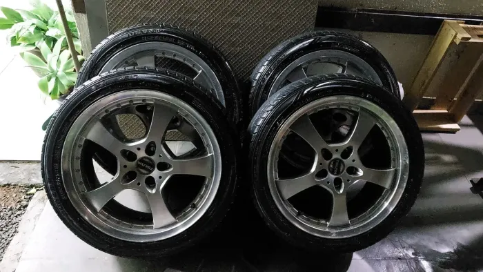 Vende-se aro 17 5 furos 5x100 com pneus em ótimo estado