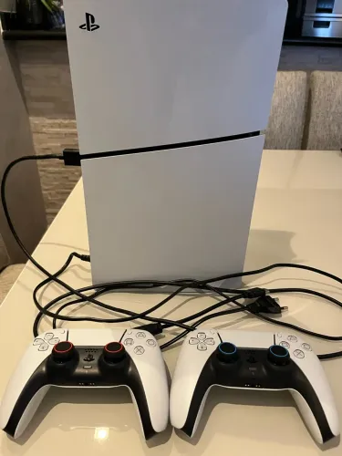 PS 5 Slim + 2 controles.