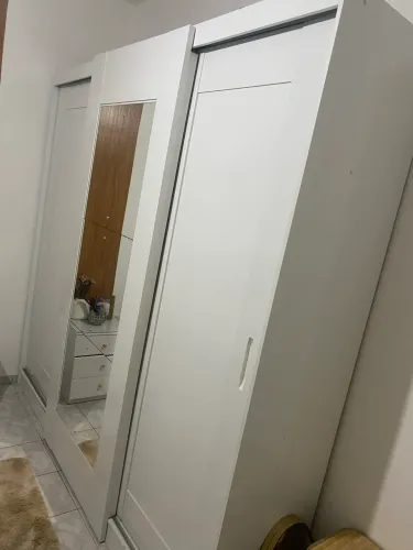 Guarda-roupa de casal três porta de correr com espelho