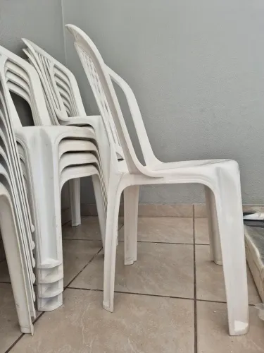 CADEIRAS E MESAS PLÁSTICAS
