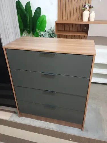 Cômoda com 4 gavetas