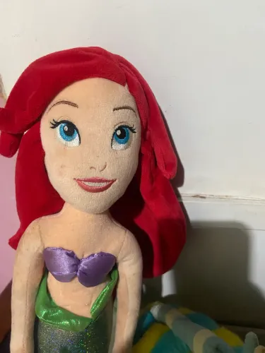 Boneca princesa Ariel pelúcia e o companheiro linguado