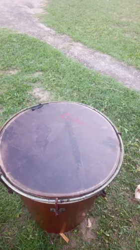 Vendo Tantan (instrumento de percussão), em bom estado, para desocupar espaço