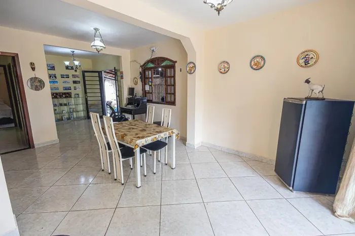 Casa à Venda - Alípio de Melo, 5 Quartos, 250 m2
