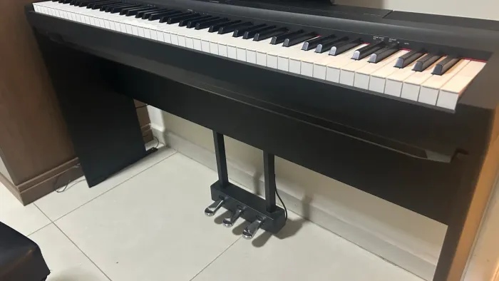Piano Digital Yamaha P-125 Completo com Móvel, Pedaleira Tripla LP-1 e Banqueta Regulável