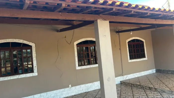Ótima casa com 3 quartos sendo 1 suíte e varanda grande