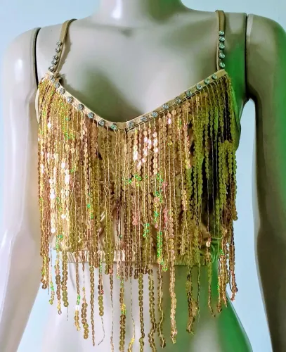 Cropped dourado com alça e franjas com aplicação de pedrarias e lantejoulas