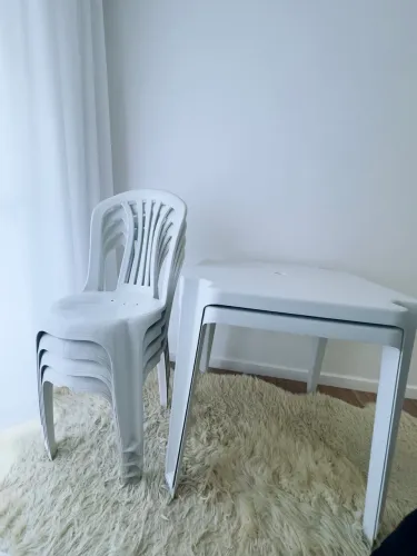 Mesas e cadeiras plásticas 