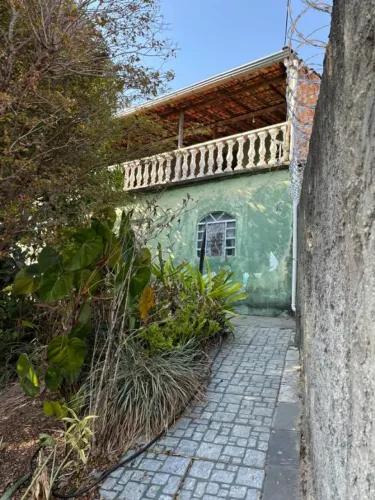 Casa em Vila, 5 quartos, terreno grande, sem garagem