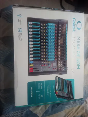 Mesa de som 12 canais nova na caixa